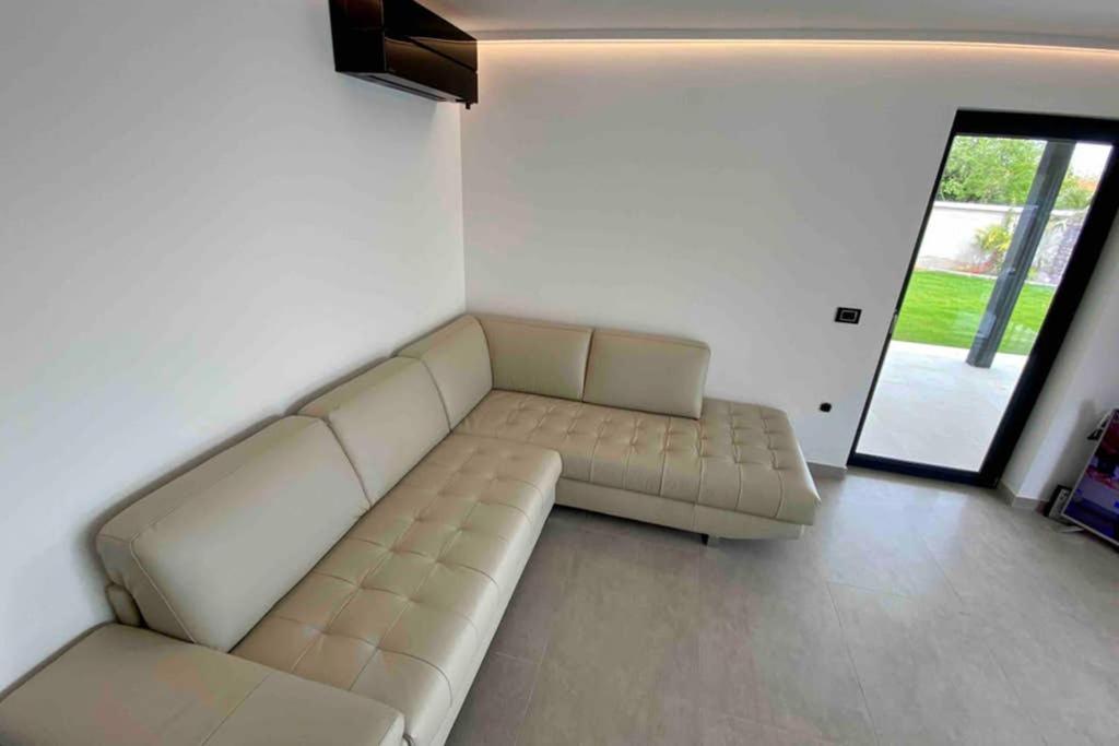 Villa Eni Medulin Sisan Heated Pool エクステリア 写真