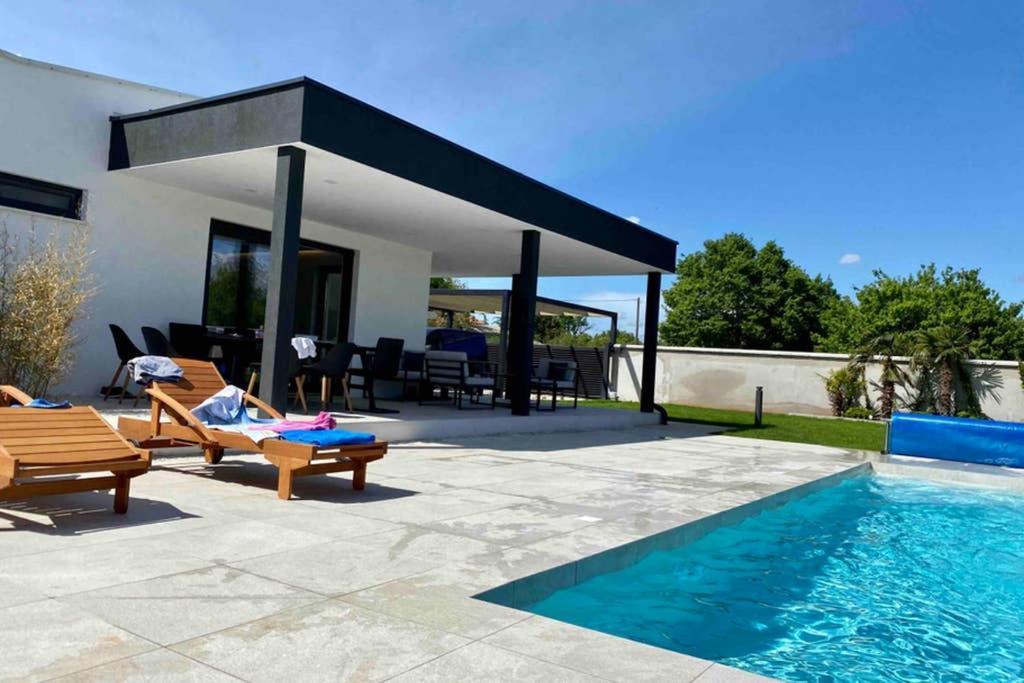 Villa Eni Medulin Sisan Heated Pool エクステリア 写真